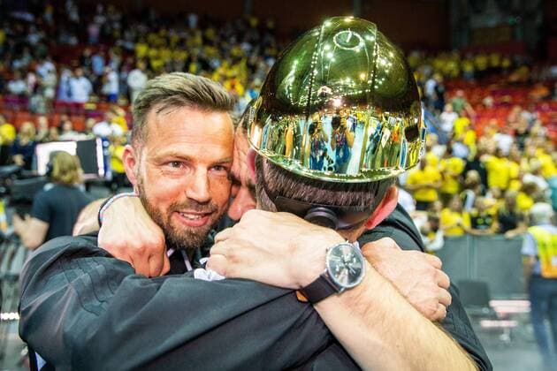 180510 Sävehofs tränare Henrik Signell jublar efter vinsten i SM-finalen i SHE mellan H65 Höör och Sävehof den 10 maj 2018 i Göteborg. Copyright: MICHAELxERICHSEN BB180510MI028