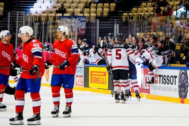180510 Aaron Ekblad and the players of Canada celebrate after scoring 2-0 while Kristian Forsberg and the players of Norway look dejected during the IIHF Ice hockey Eishockey World Championship WM Weltmeisterschaft match between Norway and Canada on May 10, 2018 in Herning. Photo: Vegard Wivestad Gr¿tt BILDBYRN kod VG 170163 Copyright: VEGARDxWIVESTADxGR¯TT BB180510BB604
