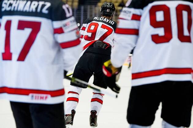 Bilder des Tages - SPORT 180510 Connor McDavid of Canada celebrates with teammates Jaden Schwartz and Ryan OÕReilly after scoring 0-3 during the IIHF Ice hockey Eishockey World Championship WM Weltmeisterschaft match between Norway and Canada on May 10, 2018 in Herning. Photo: Vegard Wivestad Gr¿tt BILDBYRN kod VG 170163 Copyright: VEGARDxWIVESTADxGR¯TT BB180510BB607