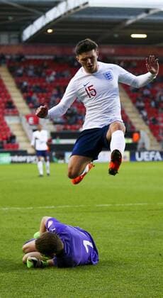 Bilder des Tages - SPORT 10th May, AESSEAL New York Stadium, Rotherham, England; UEFA Under 17 European Championships, Switzerland versus England; Bobby Duncan of England jumps over Lucio Soldini of Switzerland as he collects the through ball  ActionPlus12023309
