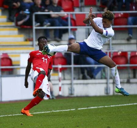 Bilder des Tages - SPORT 10th May, AESSEAL New York Stadium, Rotherham, England; UEFA Under 17 European Championships, Switzerland versus England; Felix Khonde Mambimbi of Switzerland flicks the ball over Dylan Crowe of England challenge  ActionPlus12023312