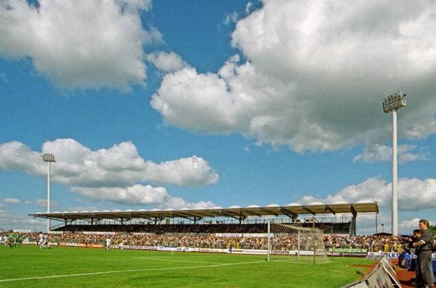 Aus 2. BL. Saison 1996 97 VfL Wolfsburg (WOB) gegen FC Carl Zeiss Jena 4:1 am 24.05.1997 im VfL WOB Stadion am Elsterweg. Im Foto: Die VfL Osttribüne mit Flutlichtmasten