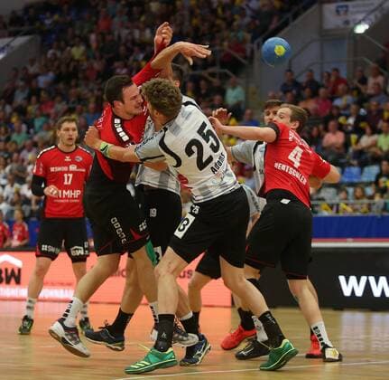 BAU 11.05.2018 Bietigheim Handball SG BBM Bietigheim vs. TV Emsdetten, v.l. Dominik Claus (BBM), Jasper Adams (Emsdetten), Patrick Rentschler (BBM)