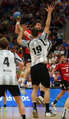 BAU 11.05.2018 Bietigheim Handball SG BBM Bietigheim vs. TV Emsdetten, oben v.l. Robin Haller (BBM), Yannick Dräger (Emsdetten)