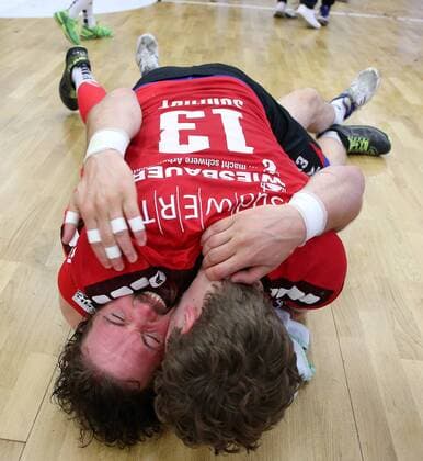 Themen der Woche - SPORT Bilder des Tages - SPORT BAU 11.05.2018 Bietigheim Handball SG BBM Bietigheim vs. TV Emsdetten, Valentin Schmidt (BBM) auf Robin Haller (BBM). Die Spieler jubeln über den Aufstieg
