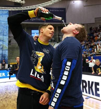 BAU 11.05.2018 Bietigheim Handball SG BBM Bietigheim vs. TV Emsdetten, v.l. Jürgen Müller und Patrick Rentschler (BBM) freuen sich über den Aufstieg und trinken Sekt