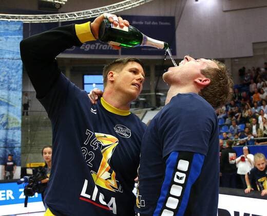 BAU 11.05.2018 Bietigheim Handball SG BBM Bietigheim vs. TV Emsdetten, v.l. Jürgen Müller und Patrick Rentschler (BBM) freuen sich über den Aufstieg und trinken Sekt