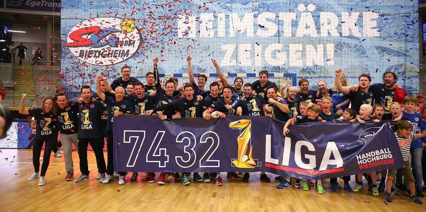 Bilder des Tages - SPORT BAU 11.05.2018 Bietigheim Handball SG BBM Bietigheim vs. TV Emsdetten, die Spieler der BBM feiern den Aufstieg