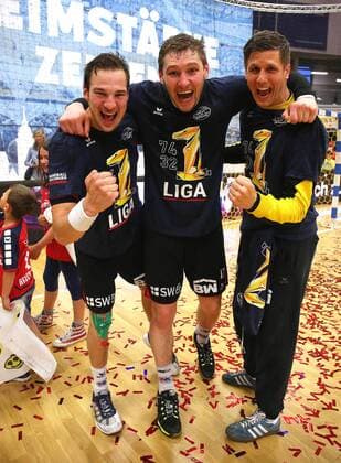 BAU 11.05.2018 Bietigheim Handball SG BBM Bietigheim vs. TV Emsdetten, v.l. Dominik Claus, Gerdas Babarskas, Jürgen Müller (BBM) freuen sich über den Aufstieg