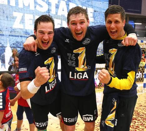 BAU 11.05.2018 Bietigheim Handball SG BBM Bietigheim vs. TV Emsdetten, v.l. Dominik Claus, Gerdas Babarskas, Jürgen Müller (BBM) freuen sich über den Aufstieg