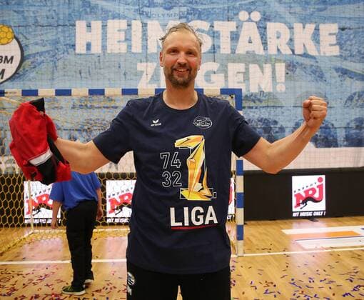 BAU 11.05.2018 Bietigheim Handball SG BBM Bietigheim vs. TV Emsdetten, Trainer Hartmut Mayerhoffer (BBM) mit Aufstiegsshirt