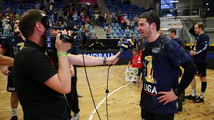 BAU 11.05.2018 Bietigheim Handball SG BBM Bietigheim vs. TV Emsdetten, Christian Schäfer (BBM) überschüttet mit Sekt