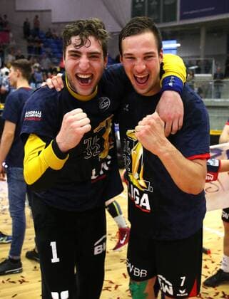 BAU 11.05.2018 Bietigheim Handball SG BBM Bietigheim vs. TV Emsdetten, v.l. Domenico Ebner, Dominik Claus (BBM) freuen sich über den Sieg