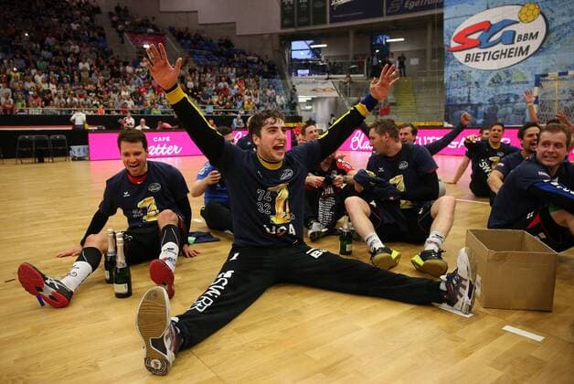 BAU 11.05.2018 Bietigheim Handball SG BBM Bietigheim vs. TV Emsdetten, v.l. Christian Schäfer, Domenico Ebner (BBM) freuen sich über den Aufstieg
