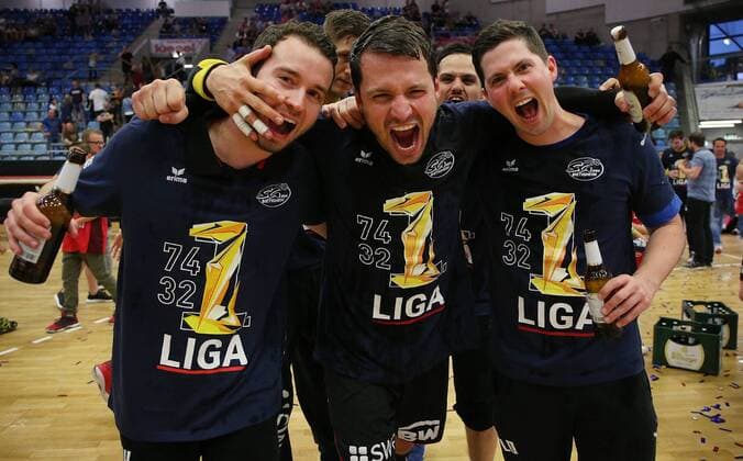 BAU 11.05.2018 Bietigheim Handball SG BBM Bietigheim vs. TV Emsdetten, v.l. Physio Rune Held, Christian Schäfer, Physio Lukas Daub (BBM) freuen sich über den Aufstieg