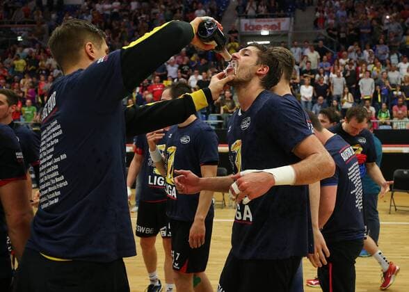 BAU 11.05.2018 Bietigheim Handball SG BBM Bietigheim vs. TV Emsdetten, v.l. Jürgen Müller und Paco Barthe (BBM) feiern den Aufstieg mit Sekt