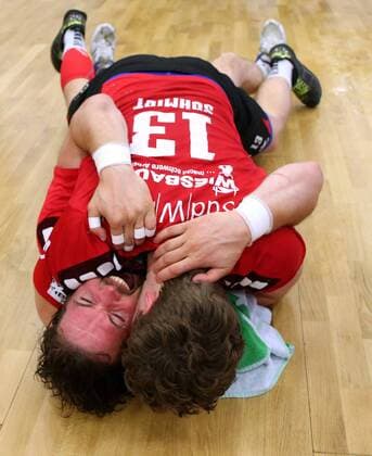 BAU 11.05.2018 Bietigheim Handball SG BBM Bietigheim vs. TV Emsdetten, Valentin Schmidt (BBM) auf Robin Haller (BBM). Die Spieler jubeln über den Aufstieg
