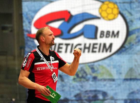 BAU 11.05.2018 Bietigheim Handball SG BBM Bietigheim vs. TV Emsdetten, Trainer Hartmut Mayerhoffer (BBM) jubelt und ballt die Faust