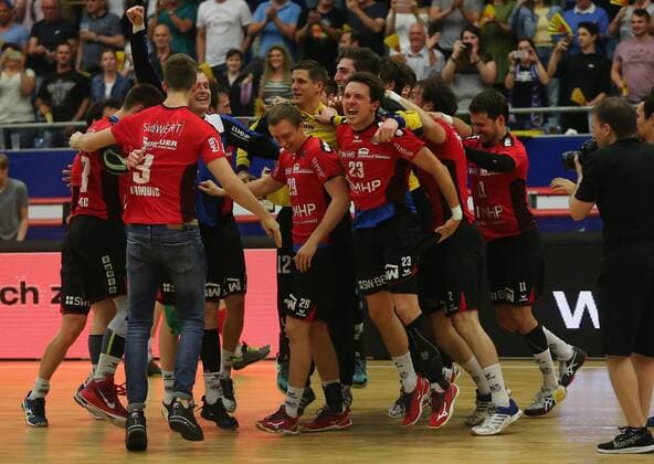 BAU 11.05.2018 Bietigheim Handball SG BBM Bietigheim vs. TV Emsdetten, die Bietigheimer freuen sich über den Aufstieg, Jan Asmuth (BBM, Nr. 23, Mitte)