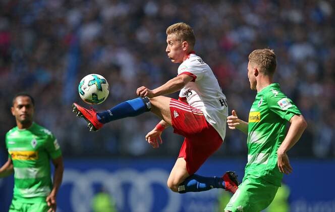 12.05.2018, Fussball 1. Bundesliga 2017 2018, 34. Spieltag, Hamburger SV - Borussia Mönchengladbach, im Volksparkstadion Hamburg. v.l. Lewis Holtby (Hamburg) gegen Nico Elvedi (Gladbach) *** 12 05 2018 Football 1 Bundesliga 2017 2018 34 Matchday Hamburger SV Borussia Mönchengladbach in the Volksparkstadion Hamburg by Lewis Holtby Hamburg against Nico Elvedi Gladbach