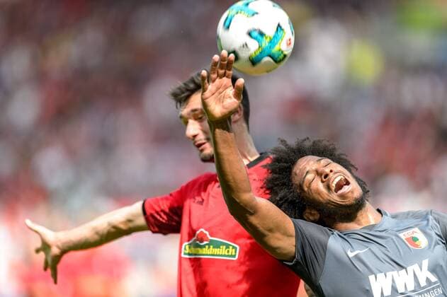 Fussball Bundesliga - 17 18 - SC Freiburg - FC Augsburg - 12-05-2018 Tim Kleindienst (SCF 34) beim Kopfballduell mit Caiuby (FC Augsburg 30), beim Fussball Bundesliga Spiel zwischen dem SC Freiburg und dem FC Augsburg, am Samstag, den 12. Mai 2018 im Schwarzwald-Stadion in Freiburg im Breisgau. ( *** Soccer Bundesliga 17 18 SC Freiburg FC Augsburg 12 05 2018 Tim Kleindienst SCF 34 in the header duel with Caiuby FC Augsburg 30 in the football Bundesliga game between SC Freiburg and FC Augsburg on Saturday 12 May 2018 in the Black Forest Stadium in Freiburg im Breisgau xGRGx