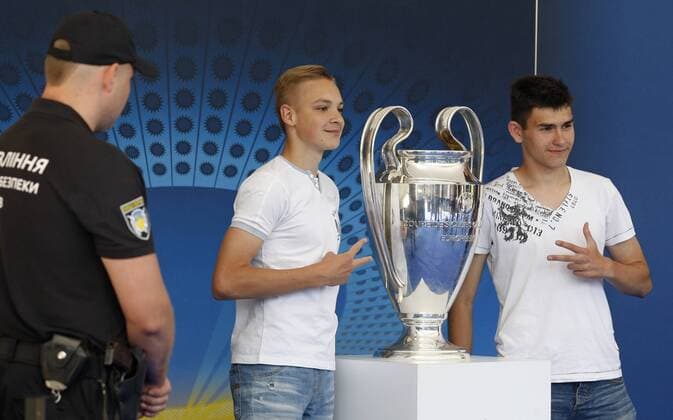 May 12, 2018 - Kiev, Ukraine - Ukrainians take photos with the UEFA Champions League trophy in downtown Kiev, Ukraine, on 12 May 2018. Kiev will host the UEFA Champions League Final matches on 24 and 26 May 2018. UKRAINE UEFA CHAMPIONS LEAGUE FINAL - ZUMAg194 20180512_zap_g194_011 Copyright: xSergxGlovnyx