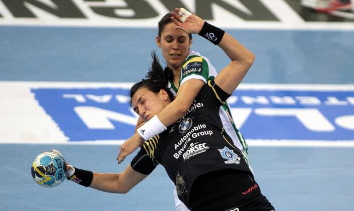 12.05.2018 Budapest(Hungary) CSM Bucuresti-Gyori Audi ETO KC women s handball champions league 1 2 final Cristina Neagu(L) CSM Bucuresti stopped during match from Mireya Gonzalez Alvarez(r) Gyori Audi ETO KC : 