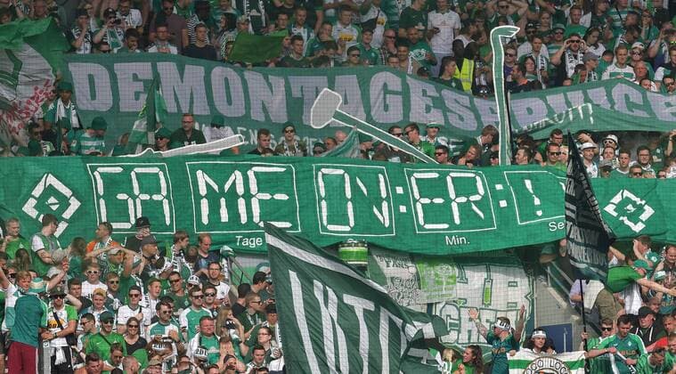 12.05.2018, xblx, Fussball 1.Bundesliga, FSV Mainz 05 - Werder Bremen, emspor, v.l. Anti HSV banner, Plakate, Absteiger Hamburg, Stadionuhr Mainz
