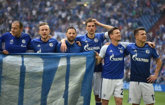 12.05.2018, Fussball GER, 1. Bundesliga Saison 2017 2018, 34. Spieltag, FC Schalke 04 - Eintracht Frankfurt, v.li., feiern Yevhen Konoplyanka (Schalke 04), Sascha Riether (Schalke 04), Leon Goretzka (Schalke 04), Trainer Domenico Tedesco (FC Schalke 04), Cedric Teuchert (Schalke 04), Zeugwart Enrico Heil, die Vizemeisterschaft