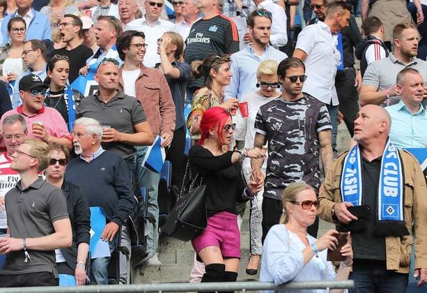 Dennis Diekmeier (HSV) mit seiner Frau Dana , auf der TribÅ¸hne, er ist nicht im Kader *** Dennis Diekmeier HSV with his wife Dana on the podium. He is not in the squad