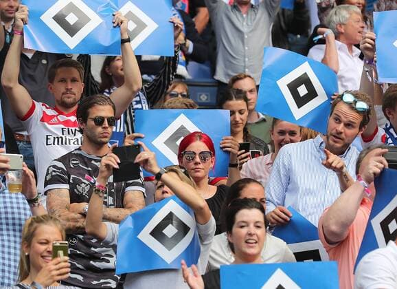 Dennis Diekmeier (HSV) mit seiner Frau Dana , auf der Tribühne, er ist nicht im Kader *** Dennis Diekmeier HSV with his wife Dana on the tribune he is not in the squad