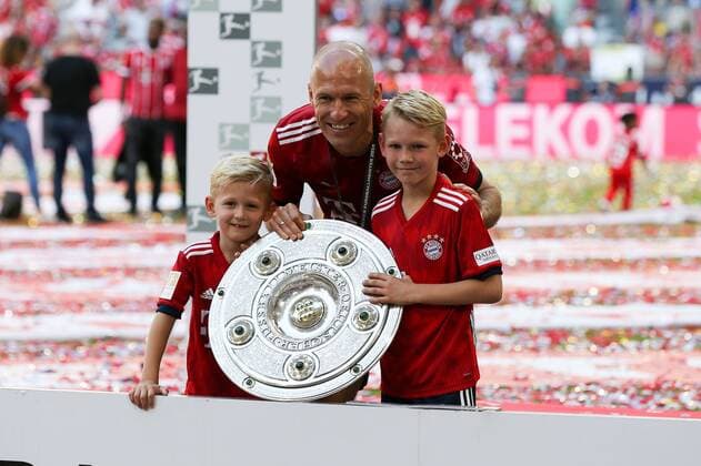 Arjen Robben 10 (FC Bayern Muenchen) mit seinen Kindern und Meisterschale, FC Bayern Muenchen vs. VfB Stuttgart, Fussball, 1.Bundesliga, 12.05.2018 Muenchen Bayern Deutschland