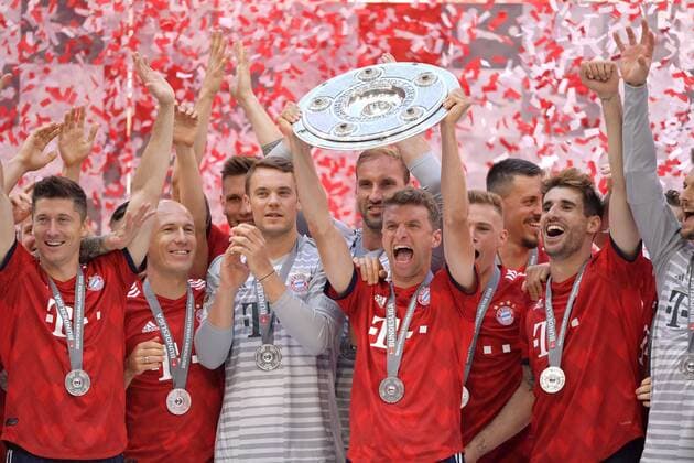 Themen der Woche - SPORT Bilder des Tages - SPORT 12.05.2018, Fussball 1. Bundesliga 2017 2018, 34. Spieltag, FC Bayern München - VfB Stuttgart, in der Allianz-Arena München. Siegerehrung Deutscher Meister Bayern München: Thomas Müller (FC Bayern München). *** 12 05 2018 Football 1 Bundesliga 2017 2018 34 Matchday FC Bayern Munich VfB Stuttgart in the Allianz Arena Munich Award ceremony German Champion Bayern Munich Thomas Müller FC Bayern Munich