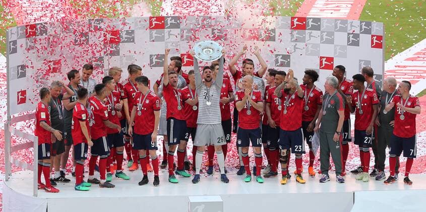 BAU 12.05.2018 München Fußball FC Bayern München vs. VfB Stuttgart, die Bayern feiern die Meisterschaft, Sven Ulreich mit Meisterschale