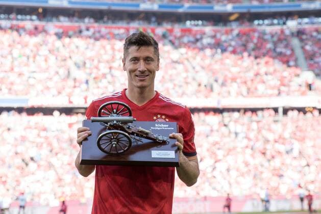Themen der Woche - SPORT Bilder des Tages - SPORT Robert Lewandowski 9 (FC Bayern Muenchen) in der Torschuetzenkanone Hand, FC Bayern Muenchen vs. VfB Stuttgart, Fussball, 1.Bundesliga, 12.05.2018 Muenchen Bayern Deutschland *** Robert Lewandowski 9 Bayern Munich Muenchen in goal scorer cannon hand FC Bayern Muenchen vs VfB Stuttgart Soccer 1 Bundesliga 12 05 2018 Muenchen Bayern Germany Copyright: xkolbert-press ChristianxKolbertx
