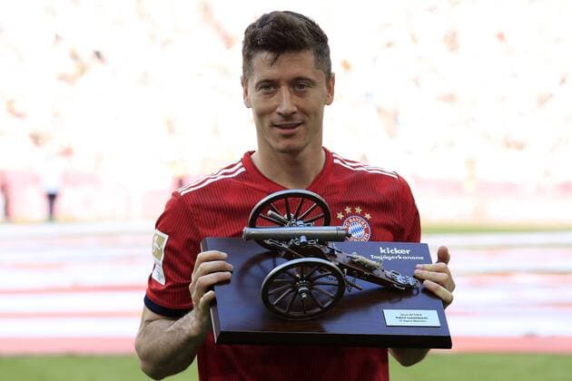 LEWANDOWSKI Robert Team FC Bayern Muenchen Torschützenkönig Deutscher Fussball Meister 2018 Fussball Bundesliga DFL Saison 2017-2018 Spiel FC Bayern Muenchen - VfB Stuttgart mit Meisterfeier 2018 am 12.Mai 2015 in der Allianz Arena *** LEWANDOWSKI Robert Team FC Bayern Muenchen Top Scorer German Football Champion 2018 Football Bundesliga DFL Season 2017 2018 Match FC Bayern Munich VfB Stuttgart with Meisterfeier 2018 on 12 May 2015 in the Allianz Arena 
