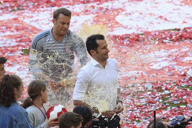 12.05.2018; Fussball, Saison 2017 2018, Bundesligal, FC Bayern Muenchen - VfB Stuttgart, in der Muenchner Allianz-Arena. Der Deutsche Meister FC Bayern Muenchen feiert nach dem Spiel. Manuel Neuer erwischt Hamid Salihamizic