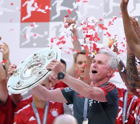 FUSSBALL 1. BUNDESLIGA SAISON 2017 2018 34. SPIELTAG FC Bayern Muenchen - VfB Stuttgart 12.05.2018 Der FC Bayern feiert den Gewinn der 28. Deutsche Meisterschaft: Trainer Jupp Heynckes mit der Meisterschale Muenchen