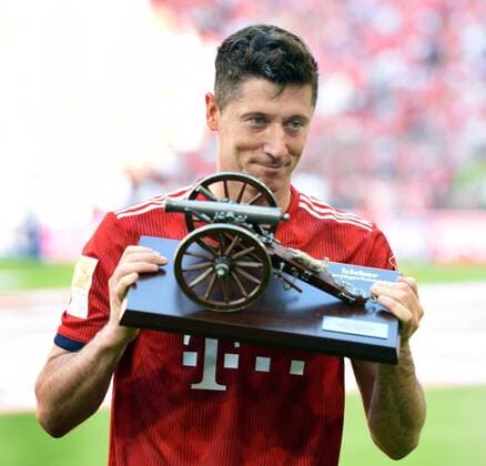 FC Bayern München - VFB Stuttgart 12.05.2018. Robert Lewandowski (FC Bayern) mit der Torjägerkanone. *** Bayern Munich VFB Stuttgart 12 05 2018 Robert Lewandowski Bayern with the top scorer HM