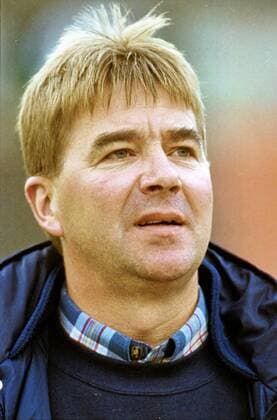 Aus Reg.-Liga Nord Saison 1996 97 Hannover 96 (Rot) gegen den VfL Osnabrück 1:1 am 23.05.1997 im Niedersachsenstadion. Im Foto: VfL OS Trainer Herbert Mühlenberg