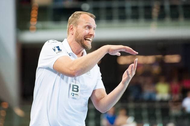 Heiner Bültmann (Trainer, Nordhorn) gibt an der Seitenlinie Anweisungen HC Rhein Vikings vs. HSG Nordhorn-Lingen, Handball, 2. Bundesliga, 12.05.18 Düsseldorf NRW Deutschland Castello