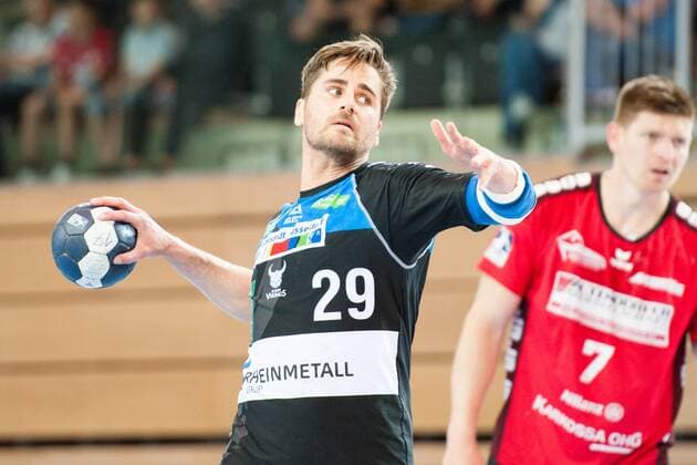 Alexander Oelze (Nr.29, Vikings) führt einen -Meter aus HC Rhein Vikings vs. HSG Nordhorn-Lingen, Handball, 2. Bundesliga, 12.05.18 Düsseldorf NRW Deutschland Castello