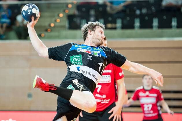 Bennet Johnen (Nr.17, Vikings) beim Wurf auf das Tor HC Rhein Vikings vs. HSG Nordhorn-Lingen, Handball, 2. Bundesliga, 12.05.18 Düsseldorf NRW Deutschland Castello