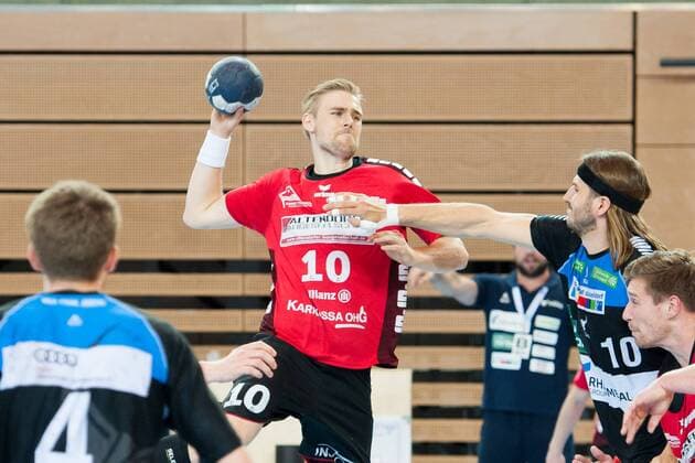 Patrick Miedema (Nr.10, Nordhorn) springt zum urf hoch. Heider Thomas (Nr.10, Vikings) greift nicht energisch genug ein HC Rhein Vikings vs. HSG Nordhorn-Lingen, Handball, 2. Bundesliga, 12.05.18 Düsseldorf NRW Deutschland Castello