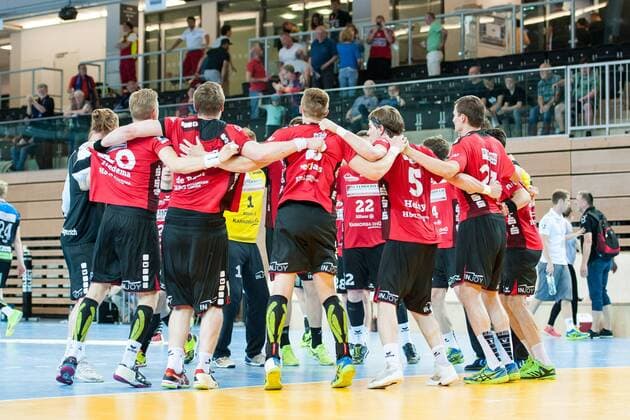 Das Team aus Nordhorn feiert den Sieg in Düsseldorf HC Rhein Vikings vs. HSG Nordhorn-Lingen, Handball, 2. Bundesliga, 12.05.18 Düsseldorf NRW Deutschland Castello