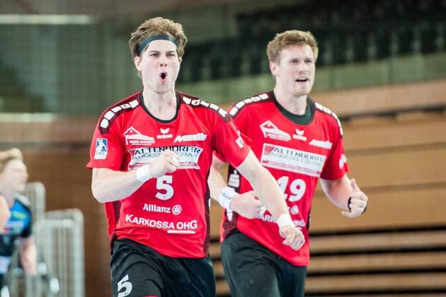 Lutz Heiny (Nr.5, Nordhorn) haut sich nach einem wichtigen Treffer in der Schlußphase mit der Faust auf die Brust. Im Hintergund freut sich Luca de Boer (Nr.19, Nordhorn) mit ihm HC Rhein Vikings vs. HSG Nordhorn-Lingen, Handball, 2. Bundesliga, 12.05.18 Düsseldorf NRW Deutschland Castello