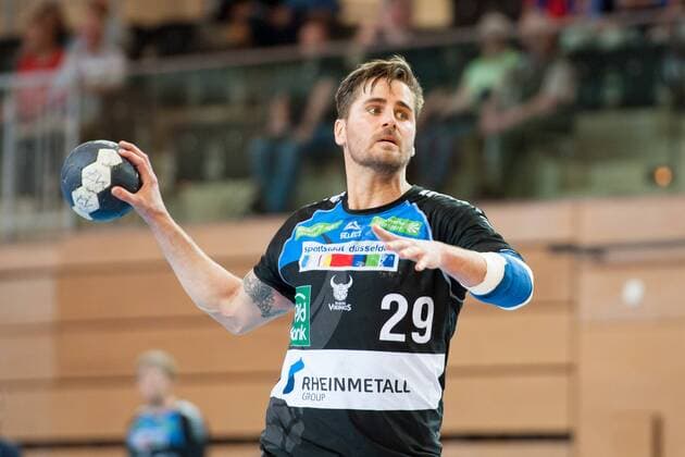 Alexander Oelze (Nr.29, Vikings) guckt sich eine Ecke beim 7-Meter aus HC Rhein Vikings vs. HSG Nordhorn-Lingen, Handball, 2. Bundesliga, 12.05.18 Düsseldorf NRW Deutschland Castello