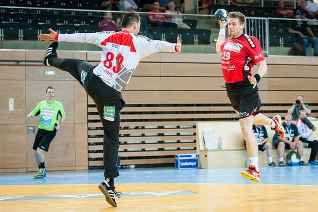Luca de Boer (Nr.19, Nordhorn) kurz bevor er den Ball auf das Tor wirft. Vladimir Bozic (Nr.83, Vikings) stellt sich ihm entgegen HC Rhein Vikings vs. HSG Nordhorn-Lingen, Handball, 2. Bundesliga, 12.05.18 Düsseldorf NRW Deutschland Castello
