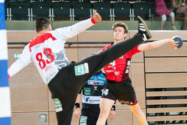 Yannick Fraatz (Nr.14, Nordhorn) versucht sein Glück von der rechten Angriffsseite. Vladimir Bozic (Nr.83, Vikings) konnte den Wurf aber abwehren HC Rhein Vikings vs. HSG Nordhorn-Lingen, Handball, 2. Bundesliga, 12.05.18 Düsseldorf NRW Deutschland Castello