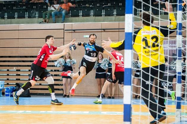 Angriffsversuch für die Rhein-Vikings durch Daniel Pankofer (Nr.19, Vikings). Philipp Vorlicek (Nr.22, Nordhorn) kann nicht mehr eingreifen HC Rhein Vikings vs. HSG Nordhorn-Lingen, Handball, 2. Bundesliga, 12.05.18 Düsseldorf NRW Deutschland Castello